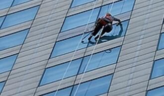 高空保潔的時候，如何刮去多余的水痕呢？